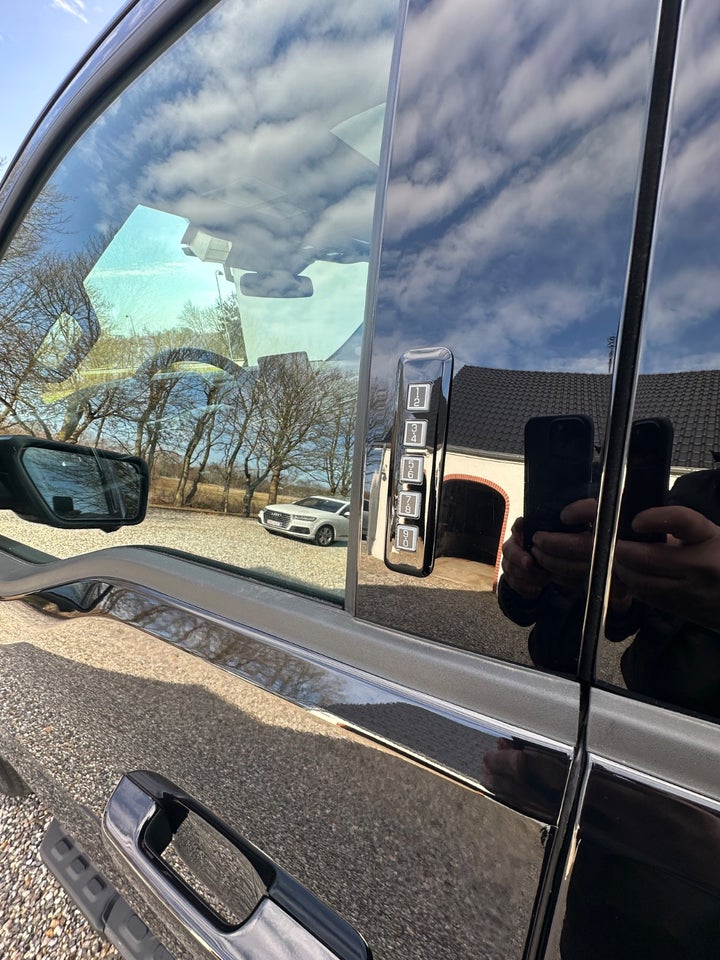 Ford F-150 131 Lightning Lariat Extended Range 4d