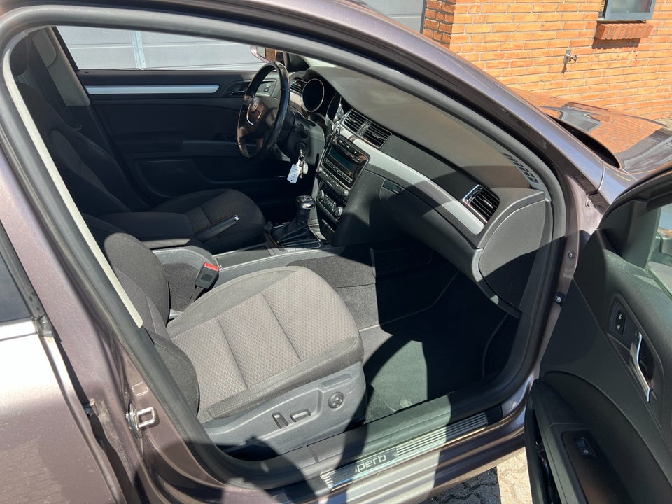 Skoda Superb 2,0 TDi 140 Elegance Combi DSG 5d