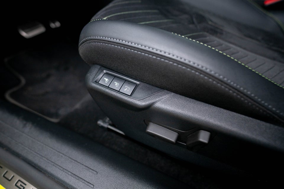 Peugeot e-208 50 GT 5d