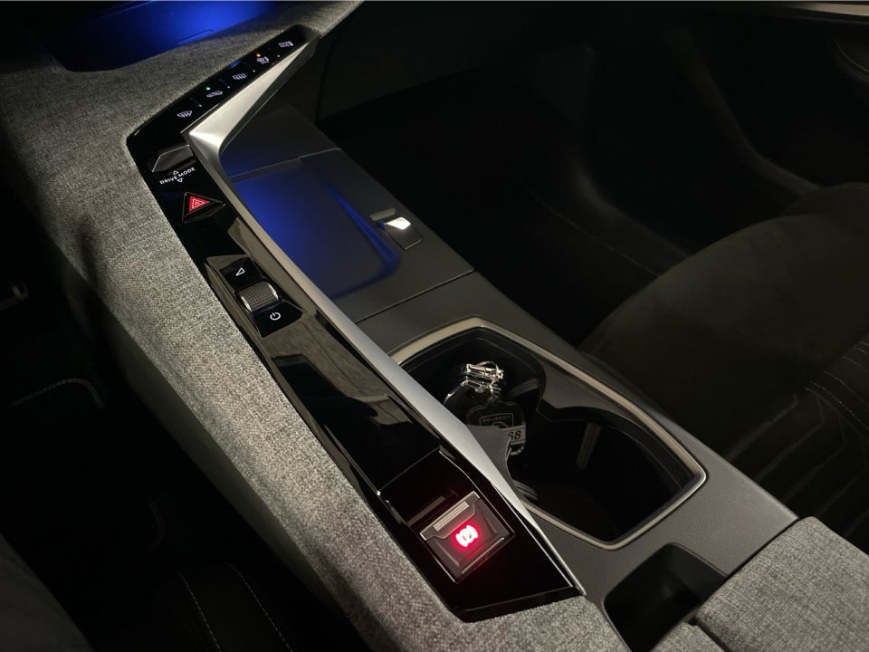 Peugeot e-3008 77 GT Pack 5d