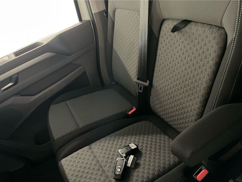VW e-Caravelle 64 Life SWB