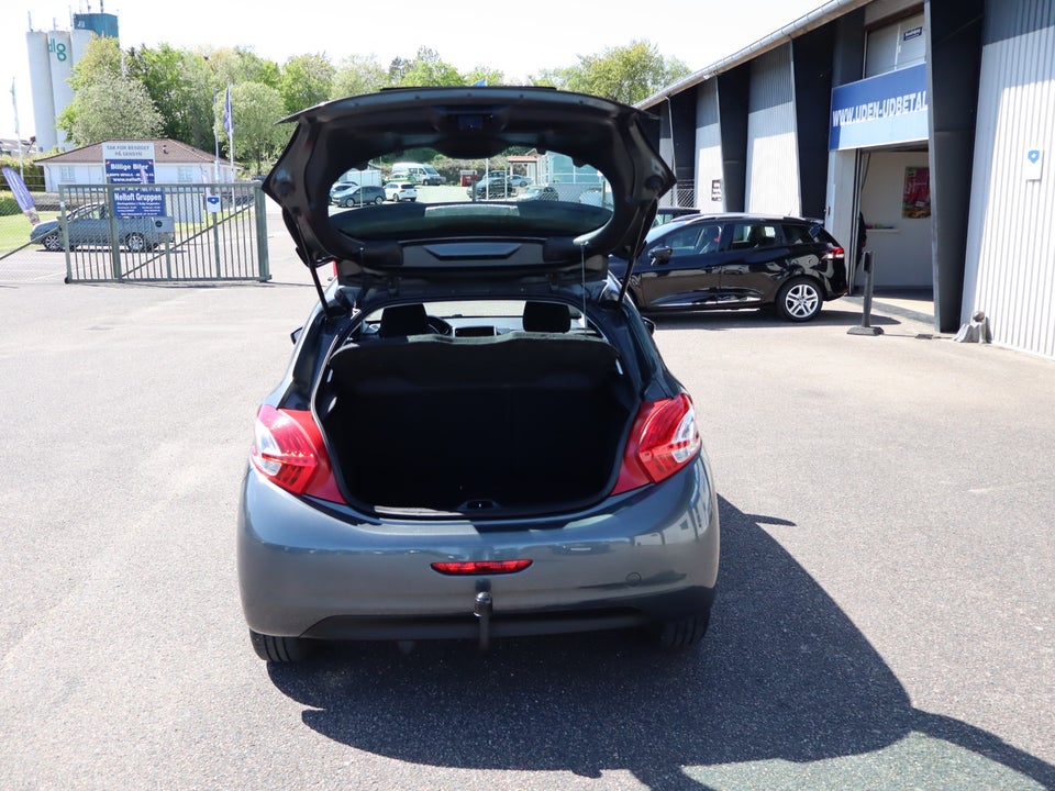 Peugeot 208 1,6 e-HDi 92 Allure Sky 5d