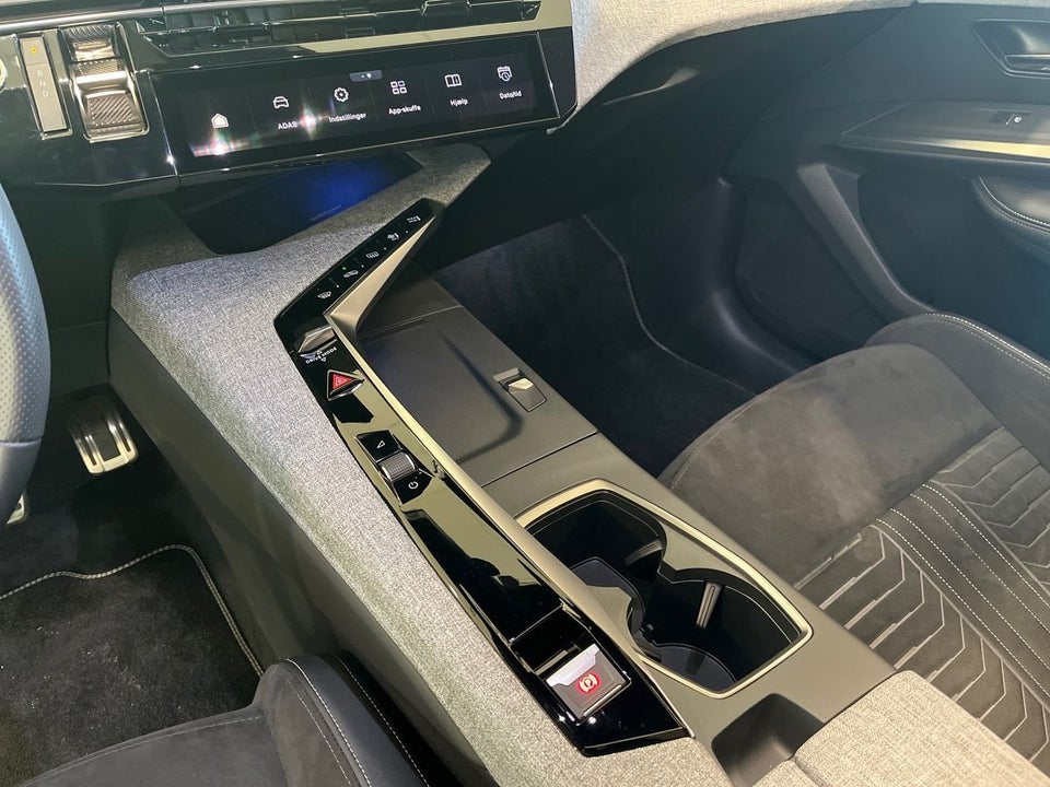 Peugeot e-3008 77 GT Pack 5d