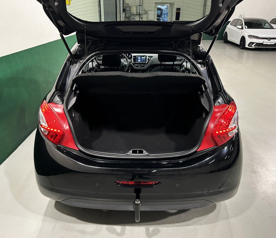 Peugeot 208 1,2 VTi Allure Sky 5d