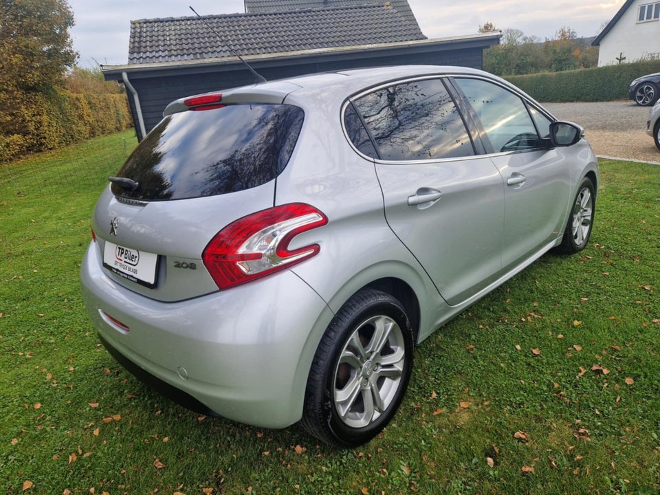 Peugeot 208 1,2 VTi Allure Sky 5d