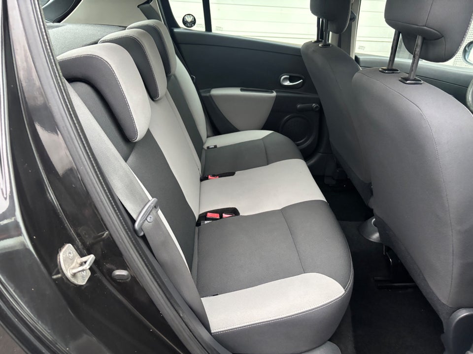 Renault Clio III 1,2 16V Authentique 5d