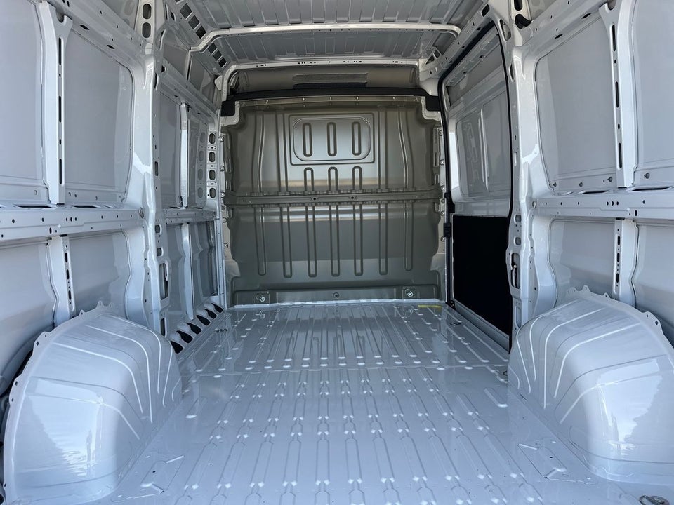 Peugeot Boxer 333 2,2 BlueHDi 140 L2H2 Premium