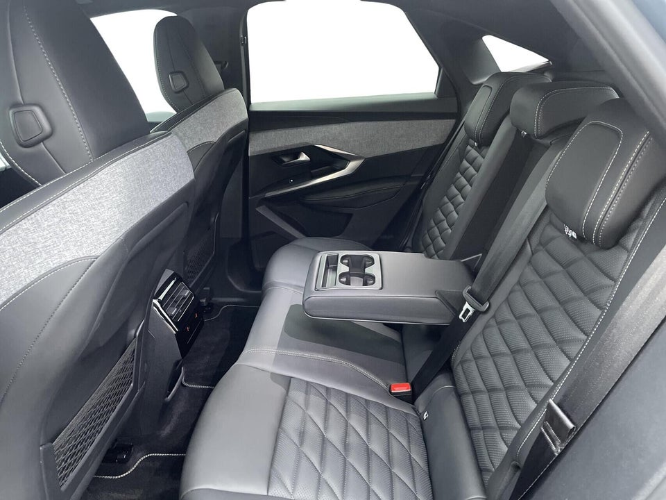 Peugeot e-3008 77 GT 5d