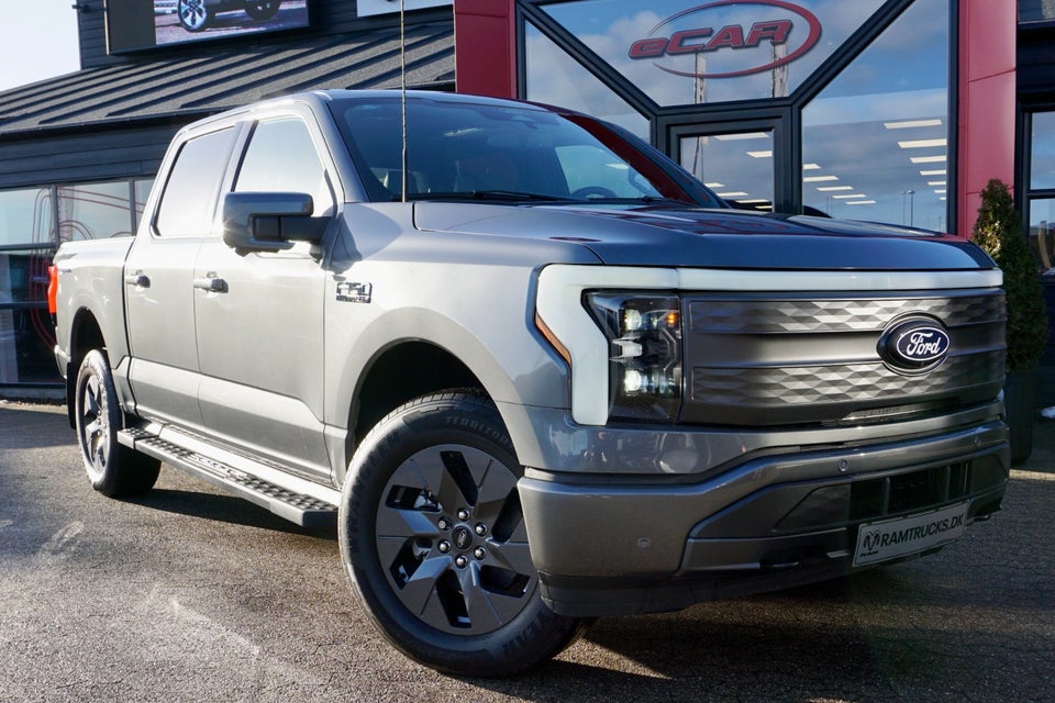 Ford F-150 131 Lightning Lariat Extended Range 4d