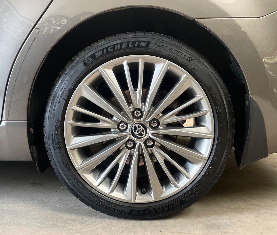 Toyota Avensis 1,8 VVT-i T2 Premium Touring Sports 5d