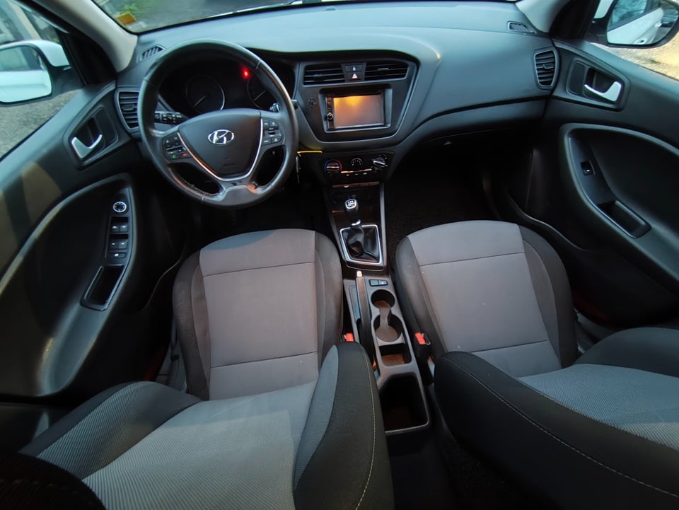 Hyundai i20 1,25 Passion 5d