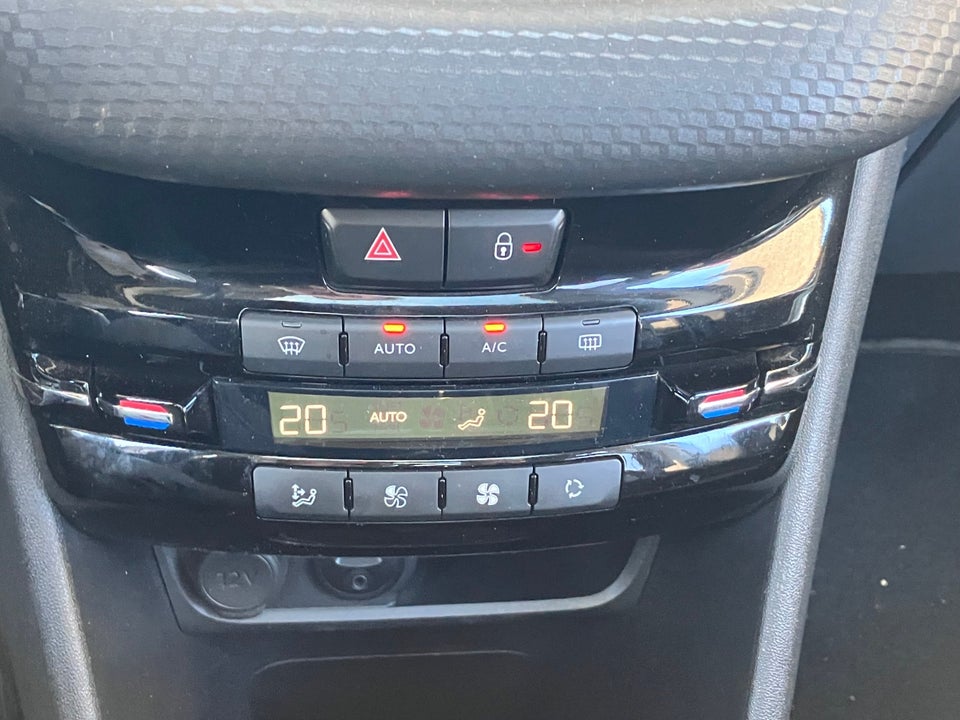 Peugeot 2008 1,2 e-THP 110 Selection Sky 5d