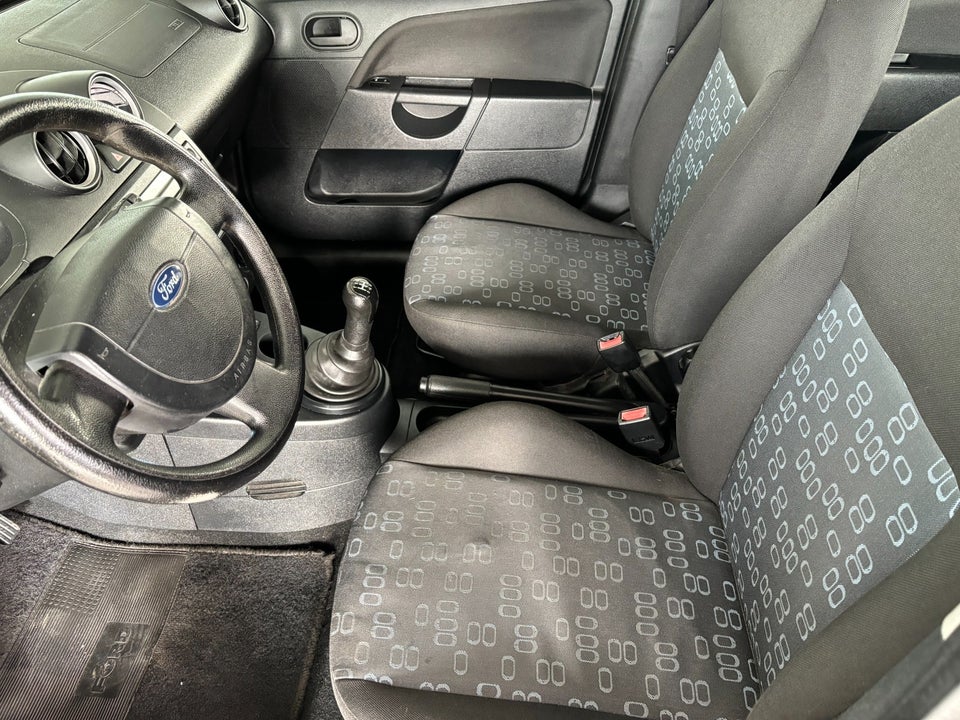 Ford Fiesta 1,3 Ambiente 5d