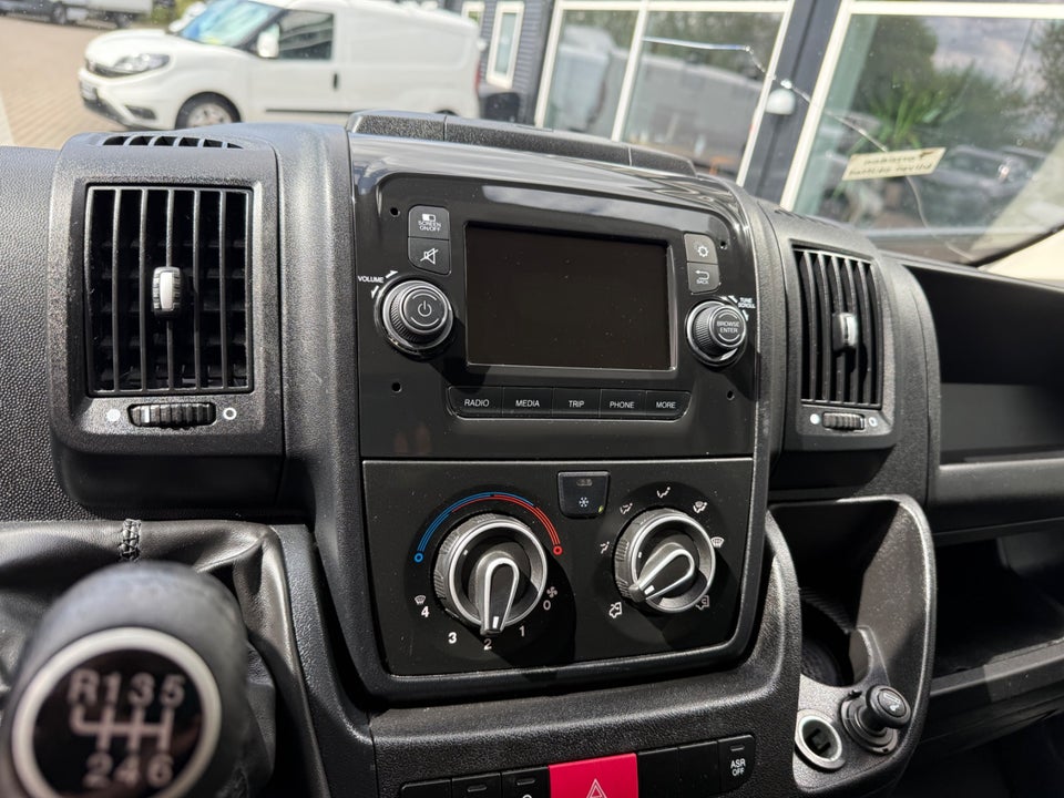 Peugeot Boxer 333 2,2 BlueHDi 140 L2H2 Premium