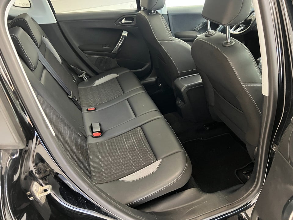 Peugeot 2008 1,6 BlueHDi 100 Allure Sky 5d