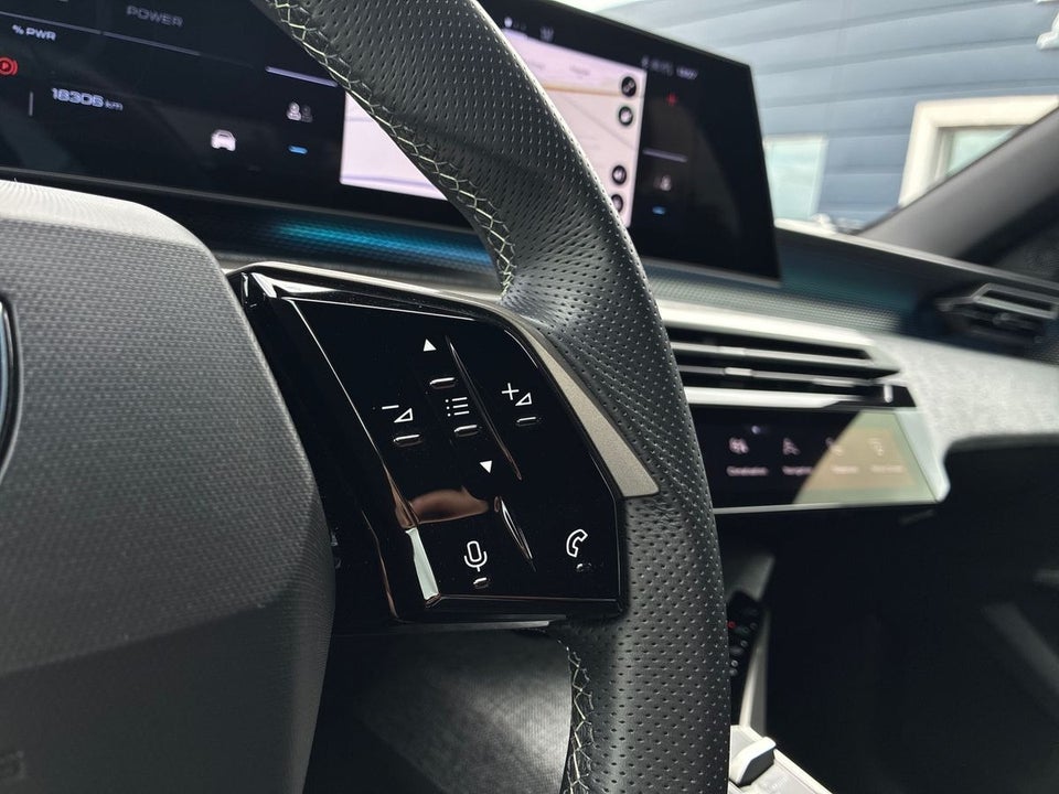 Peugeot e-3008 77 GT 5d