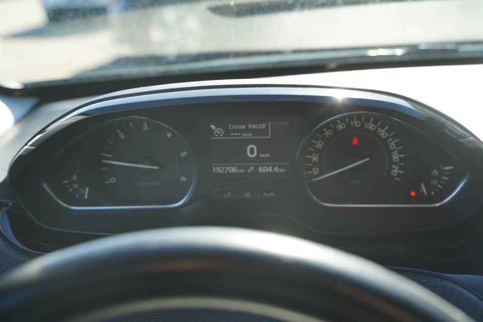 Peugeot 2008 1,6 BlueHDi 100 Allure Sky 5d