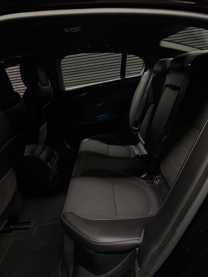 Jaguar XE 2,0 D180 R-Sport aut. 4d