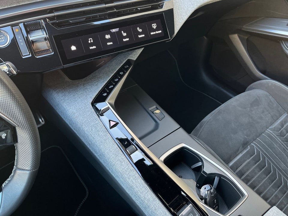 Peugeot e-3008 77 GT 5d