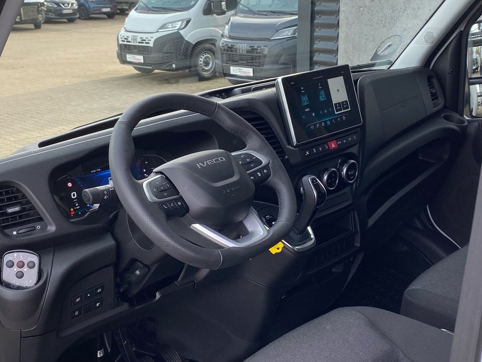 Iveco Daily 3,0 35S18 4100mm Box m/lift AG8