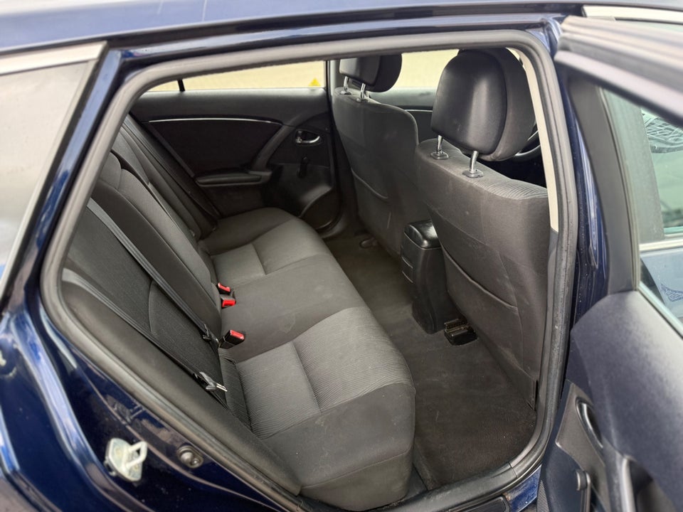 Toyota Avensis 1,6 VVT-i T1 stc. 5d
