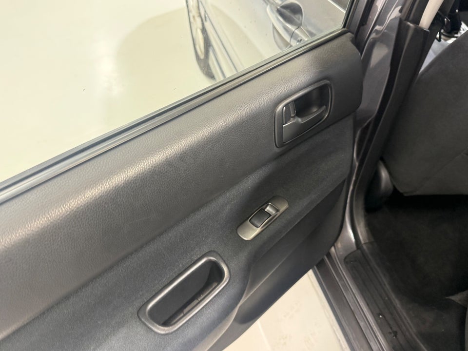 Mitsubishi Lancer 1,6 Invite stc. 5d