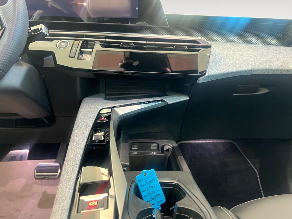 Peugeot e-3008 77 GT Pack 5d