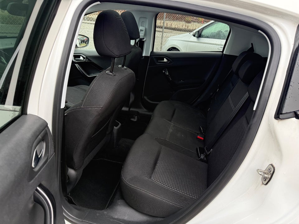 Peugeot 208 1,5 BlueHDi 100 Allure Sky 5d