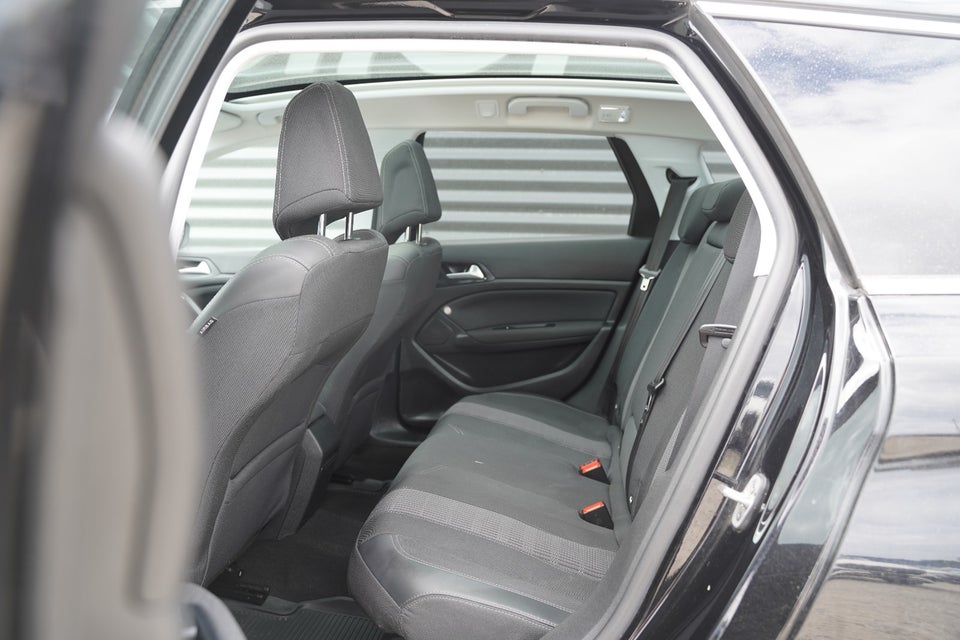Peugeot 308 1,5 BlueHDi 130 Allure Sky SW 5d
