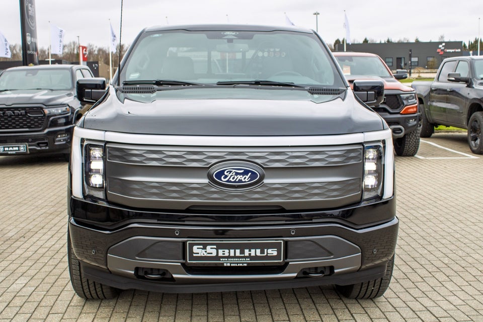 Ford F-150 131 Lightning Lariat Extended Range 4d