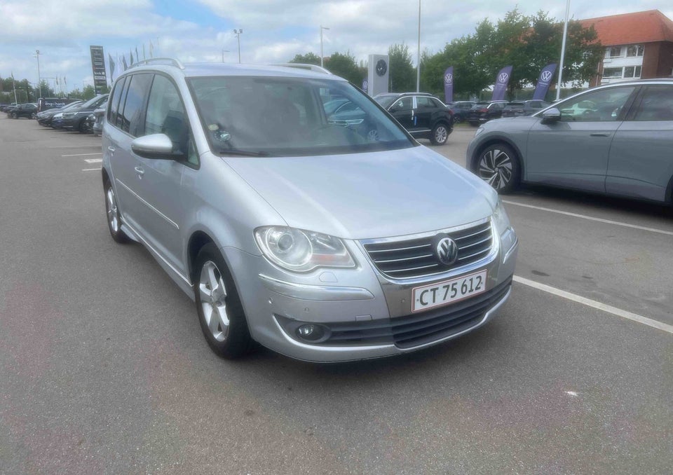 VW Touran 2,0 TDi 140 Highline DSG 7prs 5d