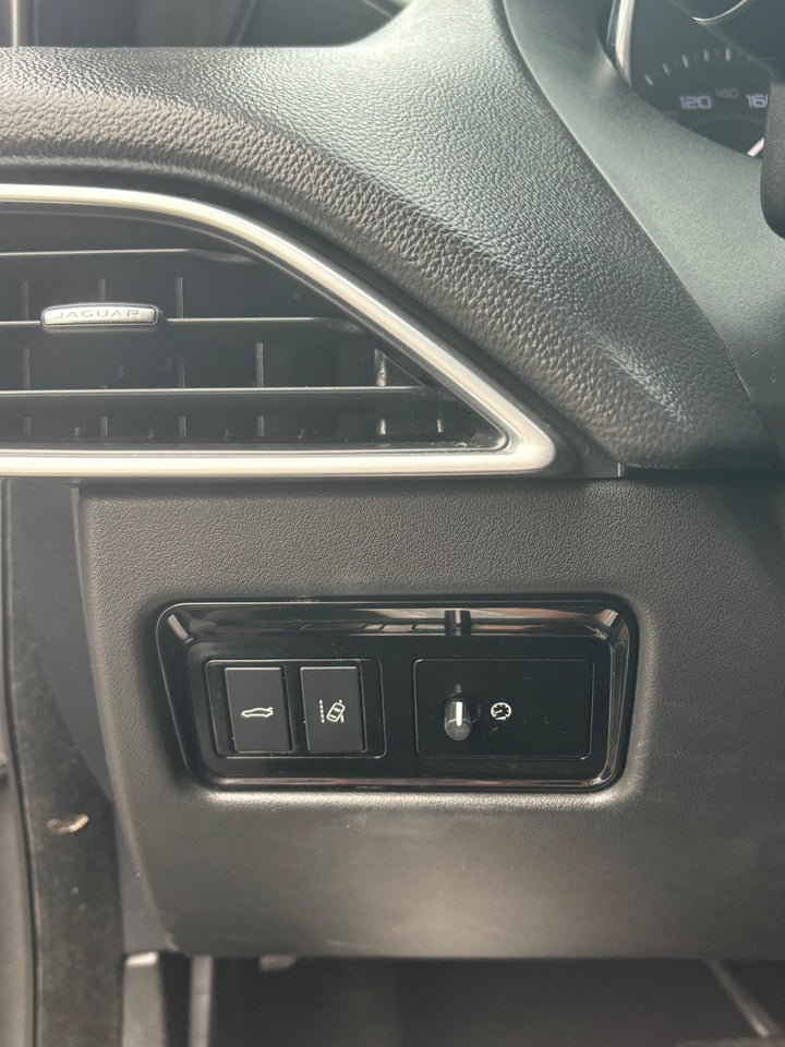 Jaguar XE 2,0 D180 Prestige aut. 4d