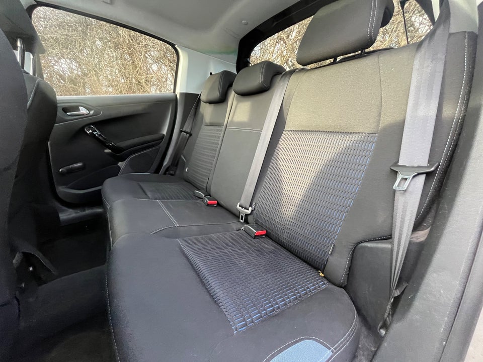 Peugeot 208 1,2 VTi Allure Sky 5d