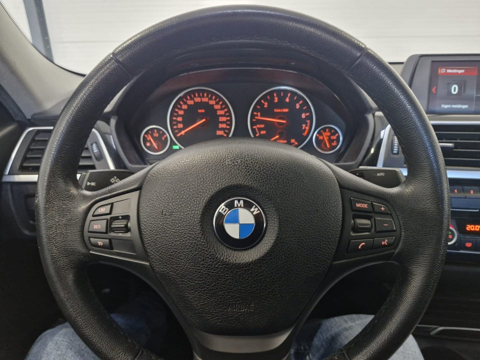 BMW 320i 2,0 Advantage aut. 4d