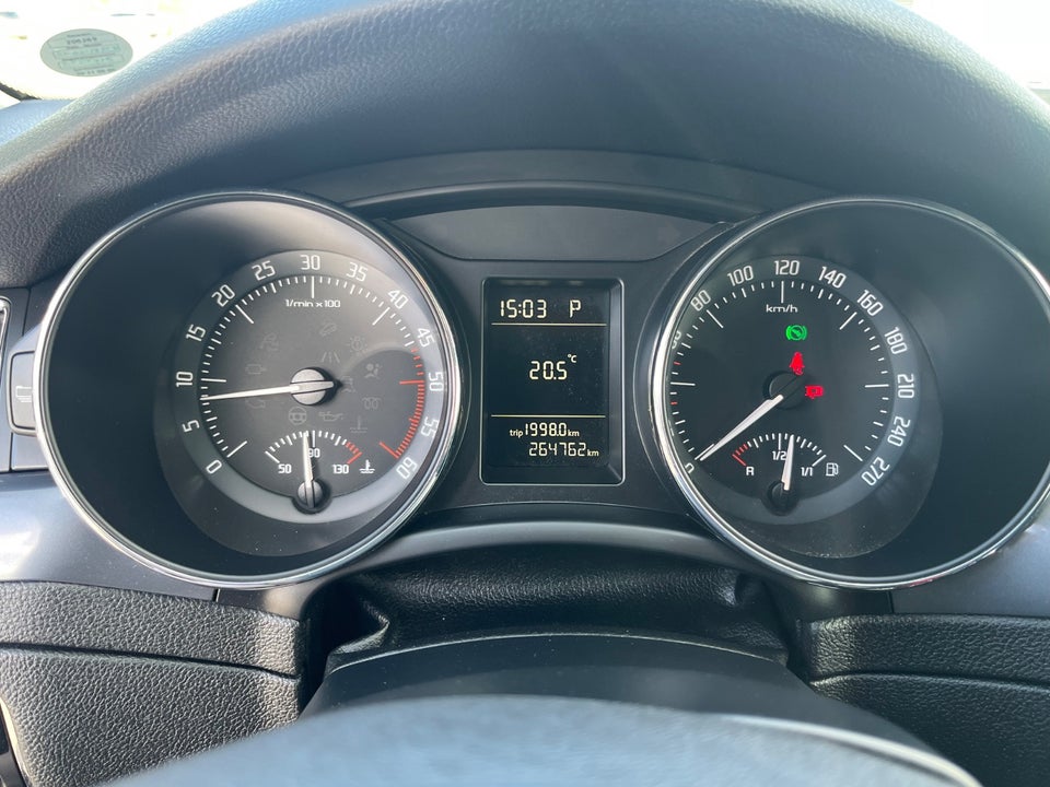 Skoda Superb 2,0 TDi 140 Comfort Combi DSG 5d