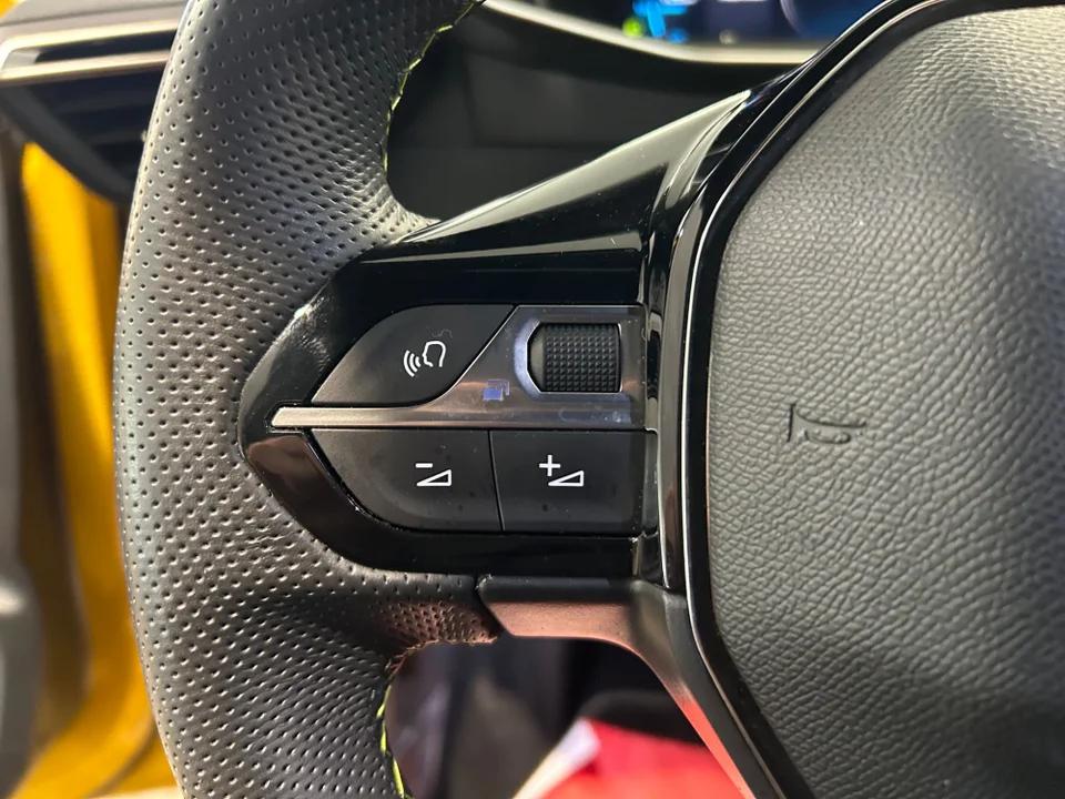 Peugeot e-208 50 GT 5d