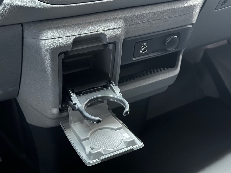 VW e-Caravelle 64 Style SWB