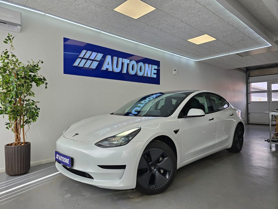 Tesla Model 3 Standard Range+ RWD 4d