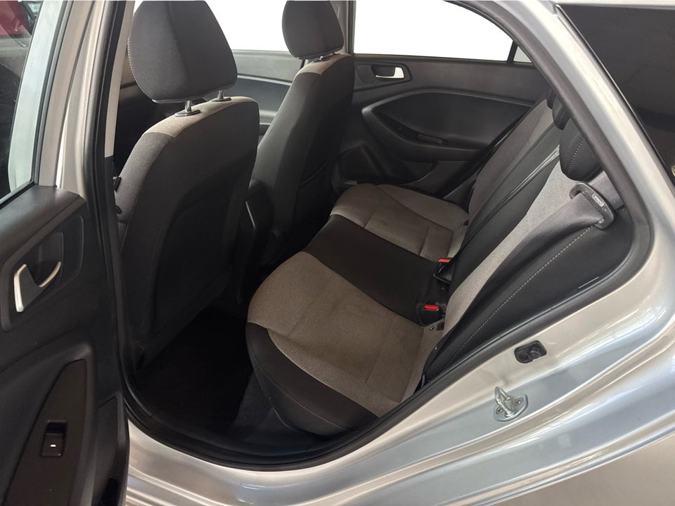 Hyundai i20 1,25 Black Life 5d
