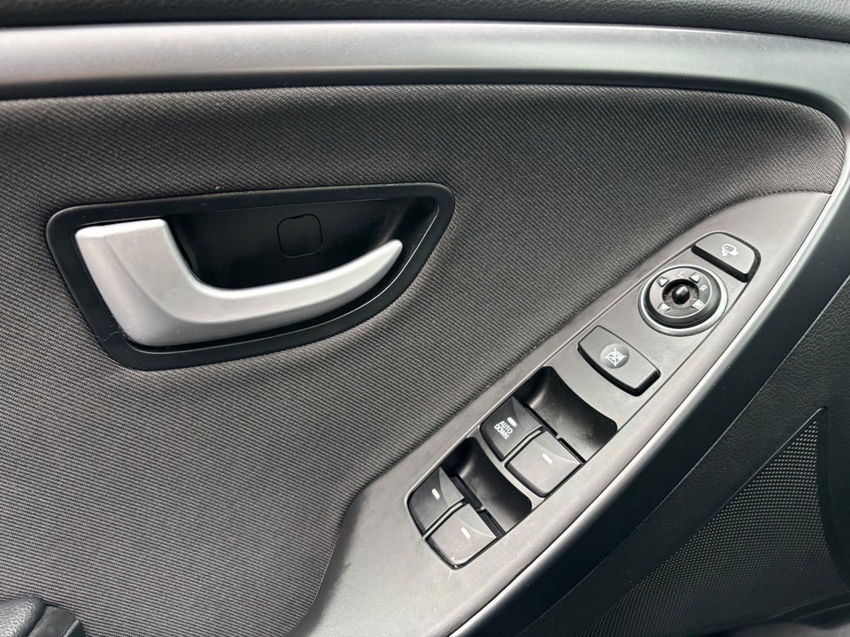 Hyundai i30 1,6 CRDi 110 EM-Edition 5d