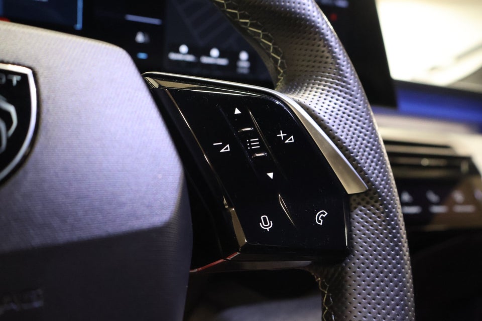 Peugeot e-3008 77 GT 5d