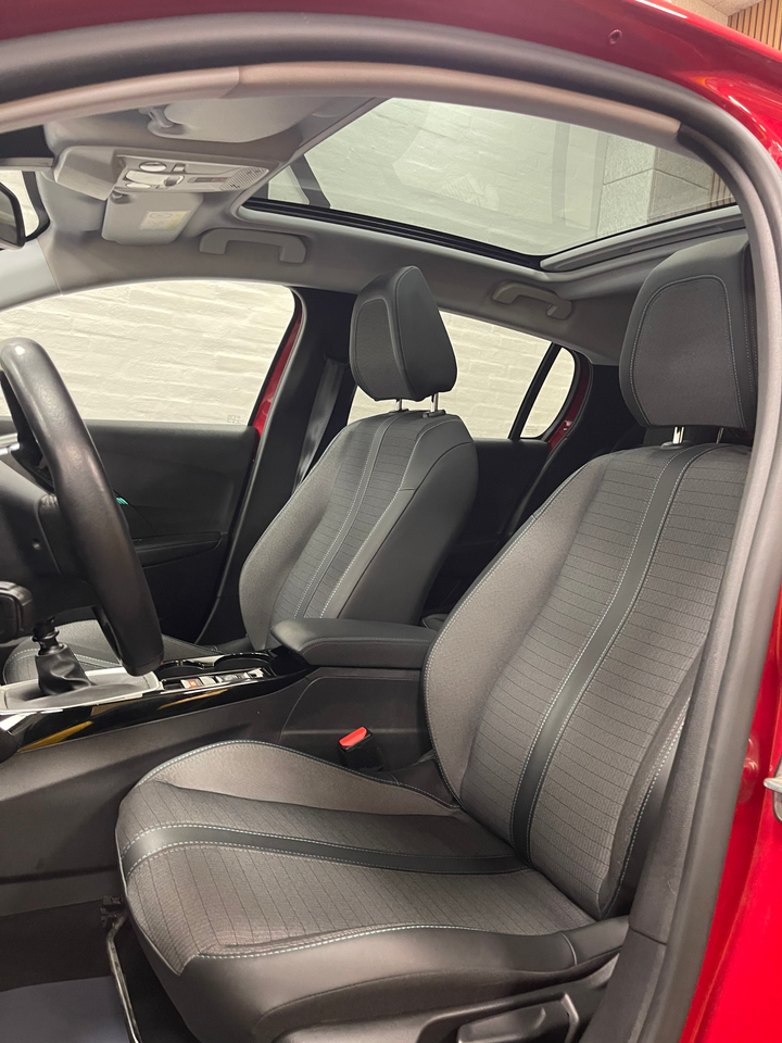 Peugeot 208 1,2 PureTech 100 Allure Sky 5d