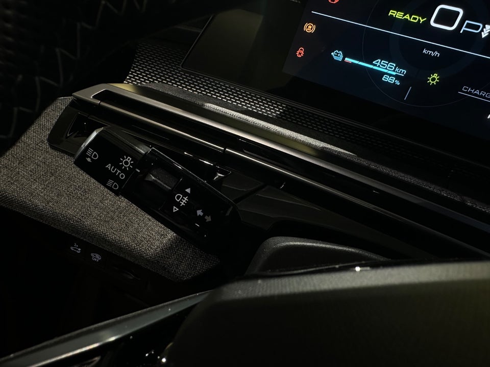 Peugeot e-3008 77 GT Pack 5d