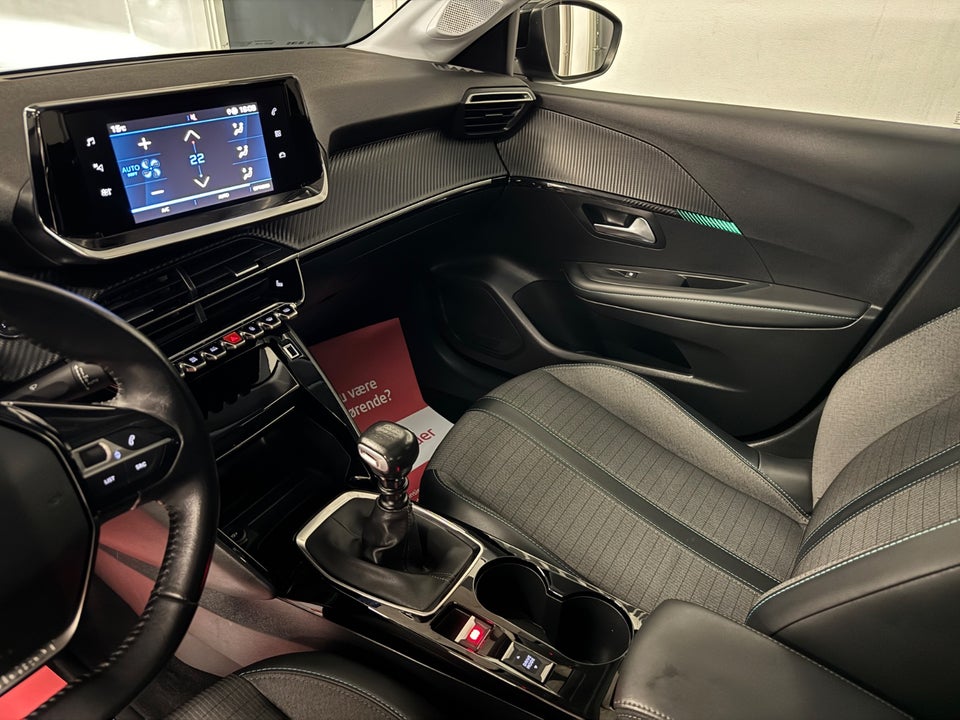 Peugeot 208 1,2 PureTech 100 Allure Sky 5d