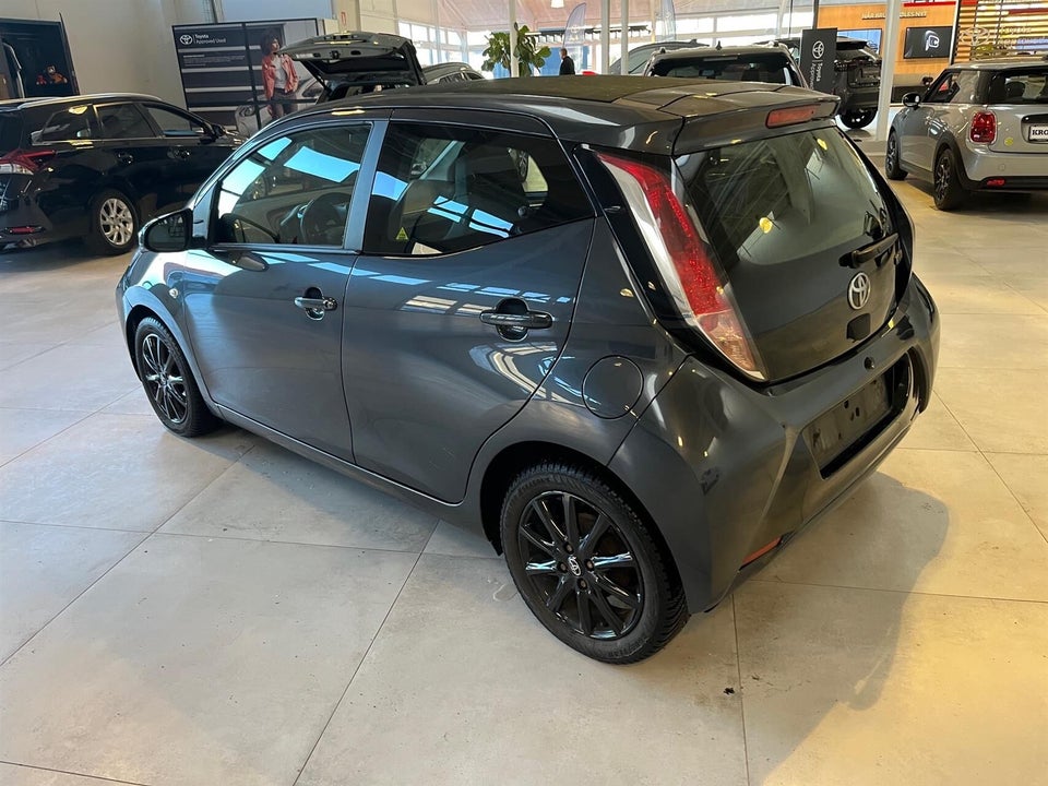 Toyota Aygo 1,0 VVT-i x-wave Sky 5d