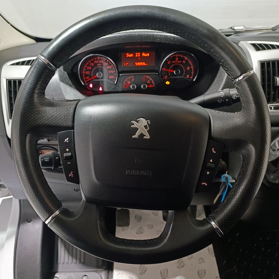 Peugeot Boxer 335 2,2 BlueHDi 140 L3H2 Premium