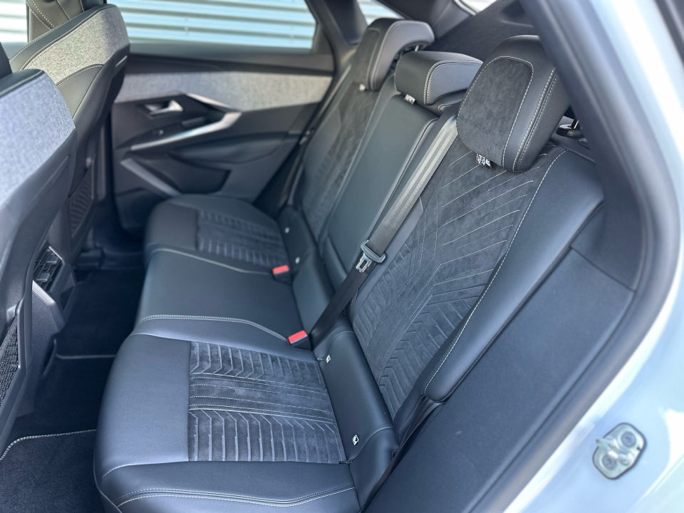 Peugeot e-3008 77 GT Pack 5d