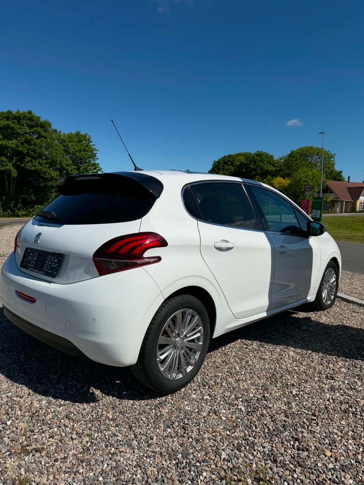 Peugeot 208 1,6 BlueHDi 100 Allure Sky 5d
