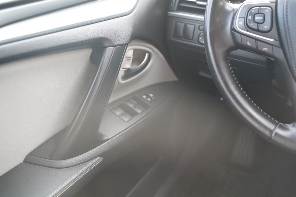 Toyota Avensis 1,8 VVT-i T2 Premium Touring Sports MDS 5d