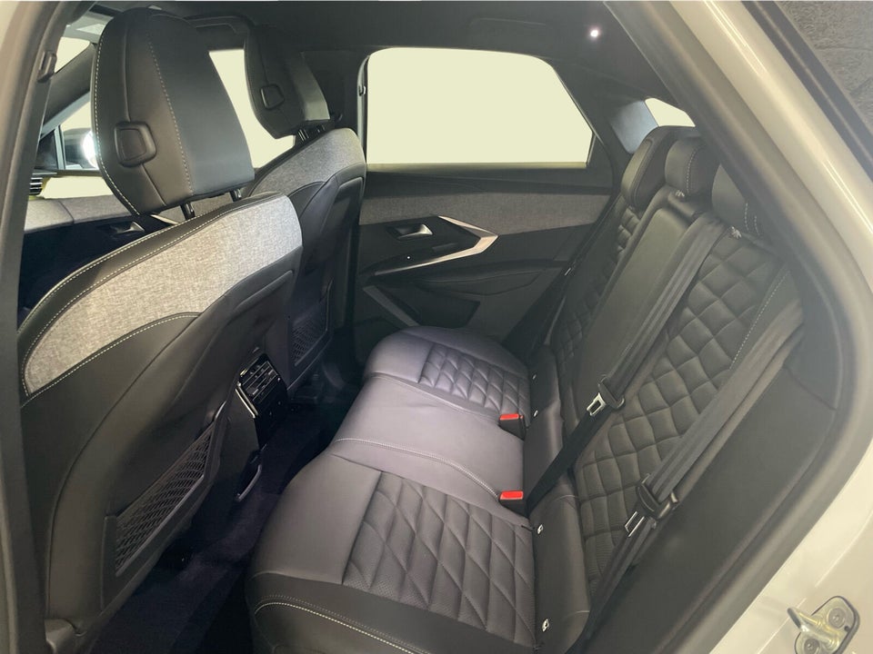 Peugeot e-3008 77 GT Pack 5d